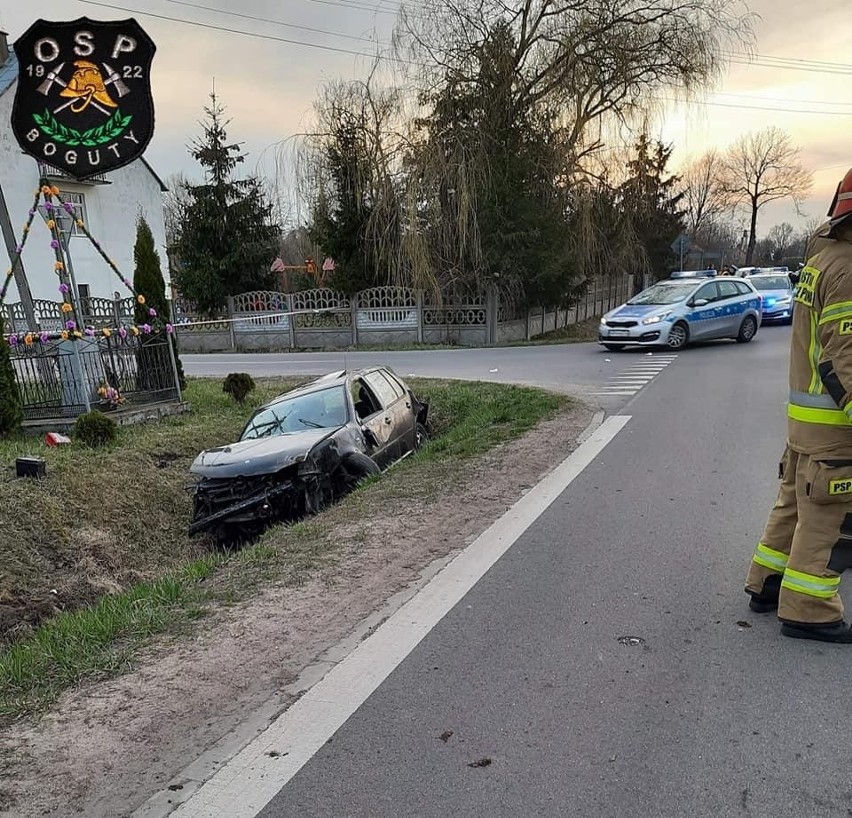 Wypadek w Białych-Szczepanowicach pow. ostrowski. Kierowca wypadł z samochodu, jest w ciężkim stanie. 11.04.2021. Zdjęcia