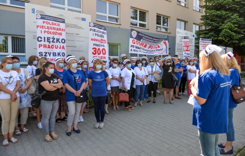 Pikieta pielęgniarek i położnych w Przemyślu. W Polsce protesty przeciwko warunkom pracy i płacy [ZDJĘCIA]