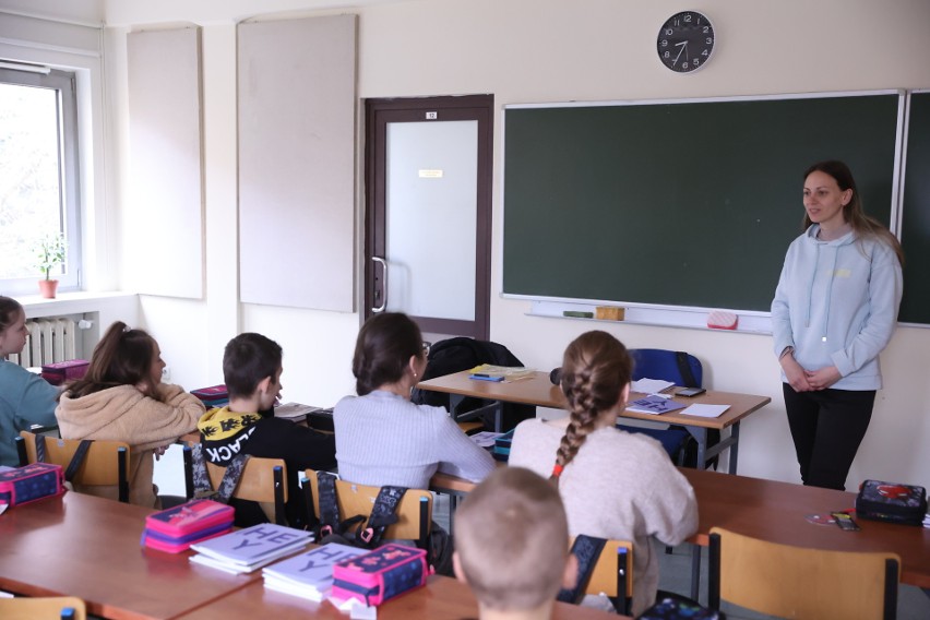 SzkoUA wystartowała z zajęciami. Szkoła dla dzieci z Ukrainy powstała w stolicy. Zobacz, jak dzieci się tam uczą 