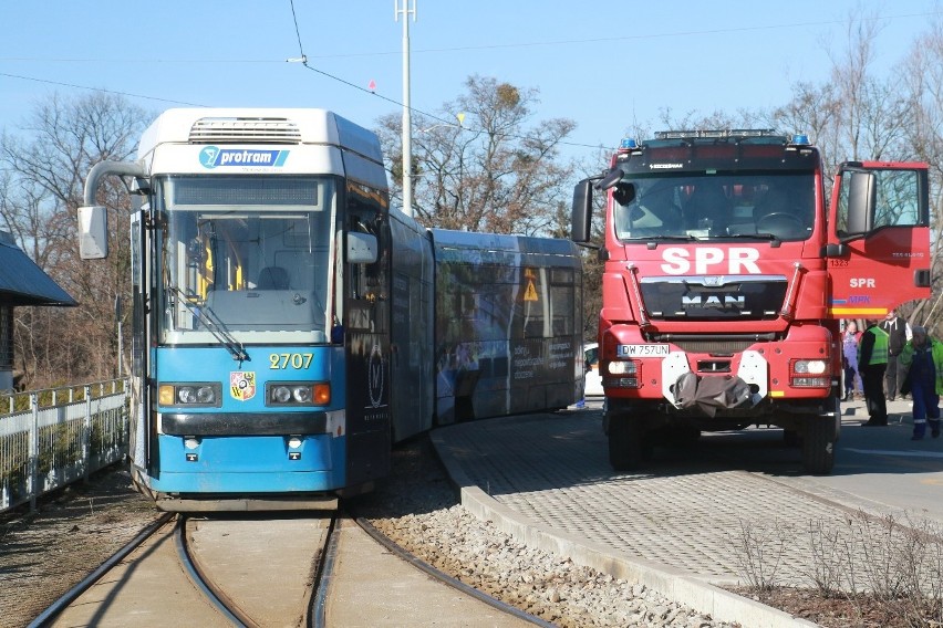 Tramwaj wykoleił się na pętli Oporów. Zablokowany przejazd (ZDJĘCIA)