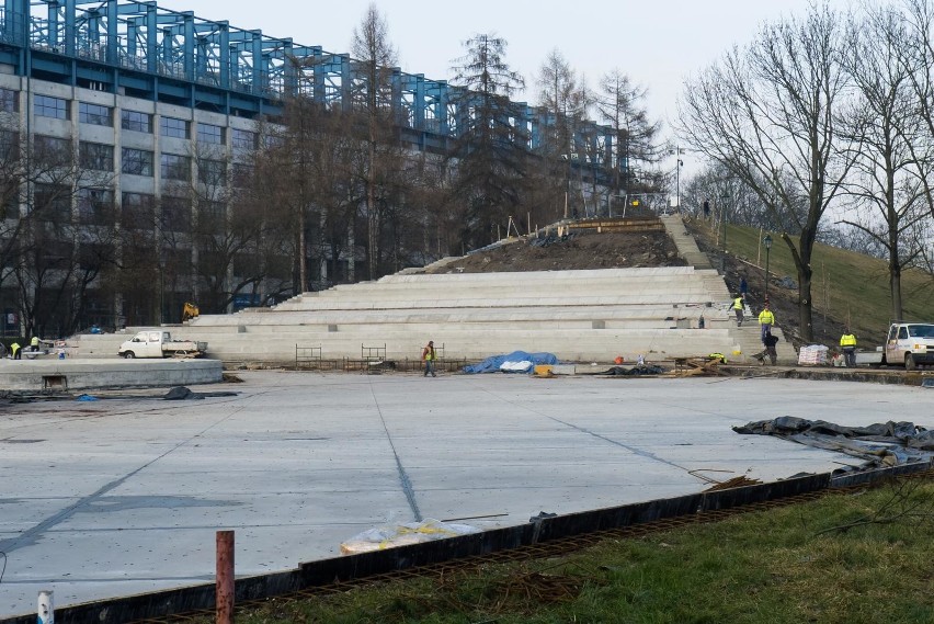 Kraków. Rewitalizacja parku Jordana. Trwa budowa wodnego placu zabaw [GALERIA]