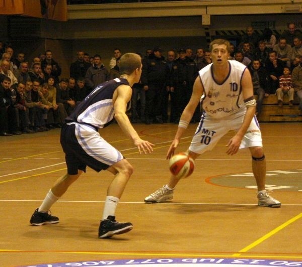 Marcin Łakis (z piłką) był najlepszym zawodnikiem meczu.