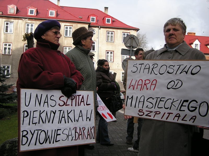 Przed miasteckim ratuszem rozsierdzeni mieszkancy....