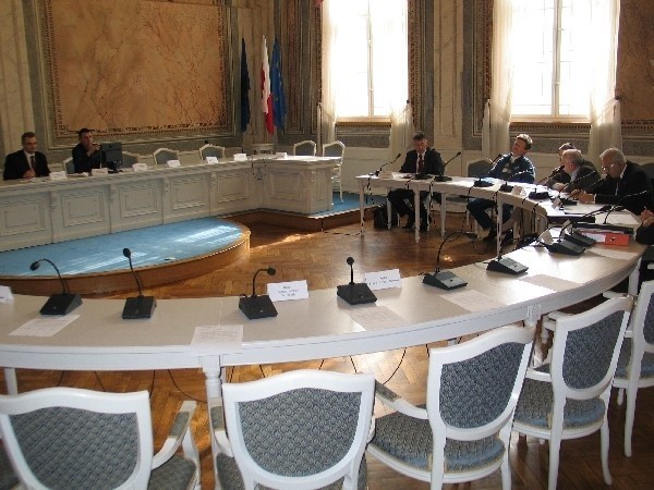 Radni Prawa i Sprawiedliwości, Samorządnego Przemyśla i ROP zbojkotowali sobotnią sesję Rady Miejskiej, o której zwołanie sami wnioskowali. Na sesji ich krzesła stały puste.