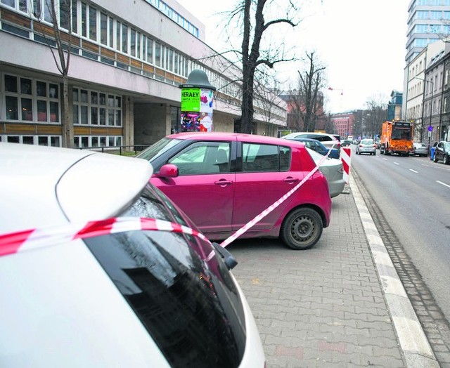 Samochody znalazły się za taśmą. Kierowcy nawet w obecności strażników miejskich zrywali ją, żeby parkować tam swoje pojazdy