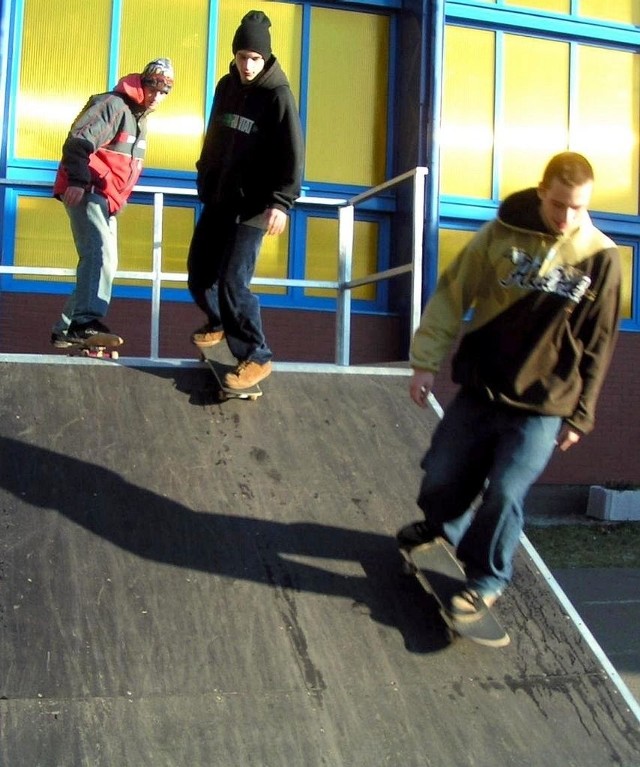 Marek Wójtowicz (pierwszy), Mateusz Maciejak (w środku) i Szymon Wąsowicz sprawdzają sprzęt w skate parku.