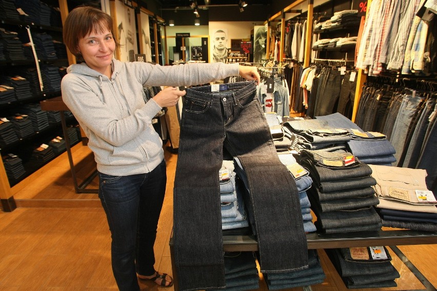 Anna Postrach salonu Levi Staruss prezentuje damskie dżinsy...