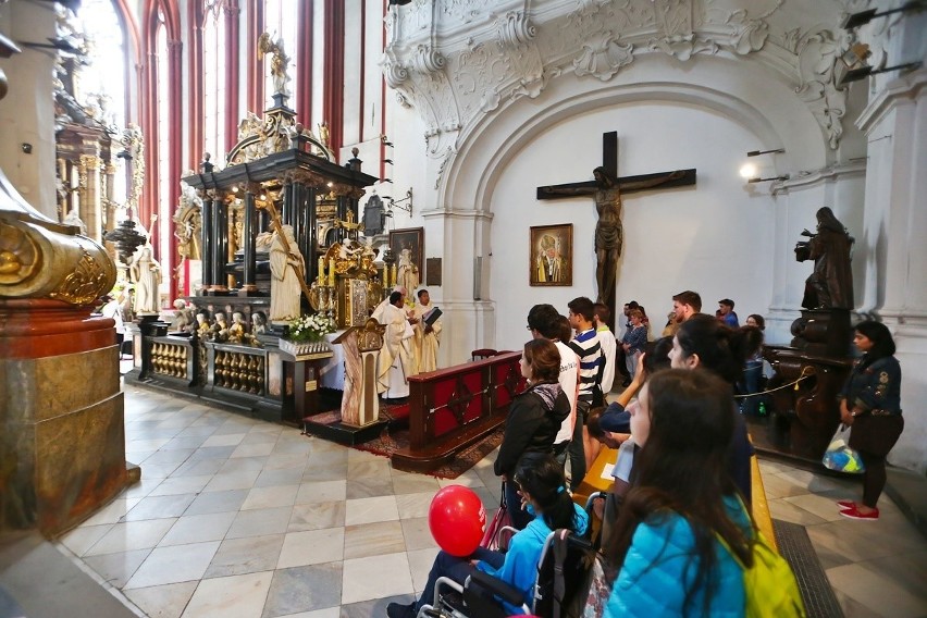 Tysiące pielgrzymów i tańczący księża na mszy w Trzebnicy