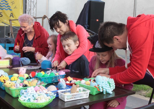 Podczas sobotnich warsztatów w Amfiteatrze dzieci i ich rodzice przygotowywali włóczkowe latawce, które ozdobiły „Fosę pełną kultury”.