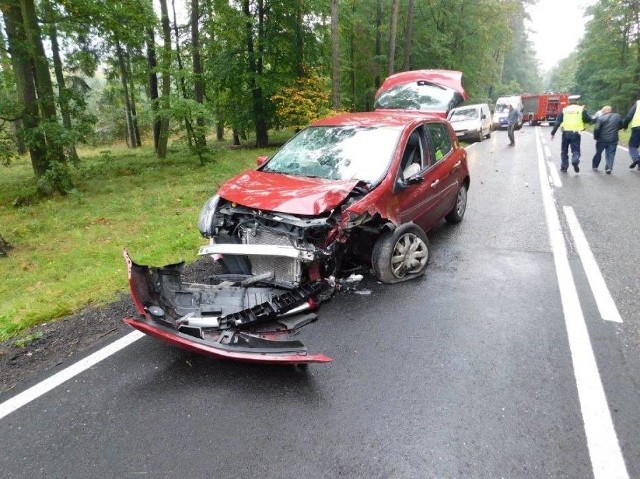 Zderzyły się dwa auta. Jedno stanęło w płomieniach. Wypadek w Porażynie