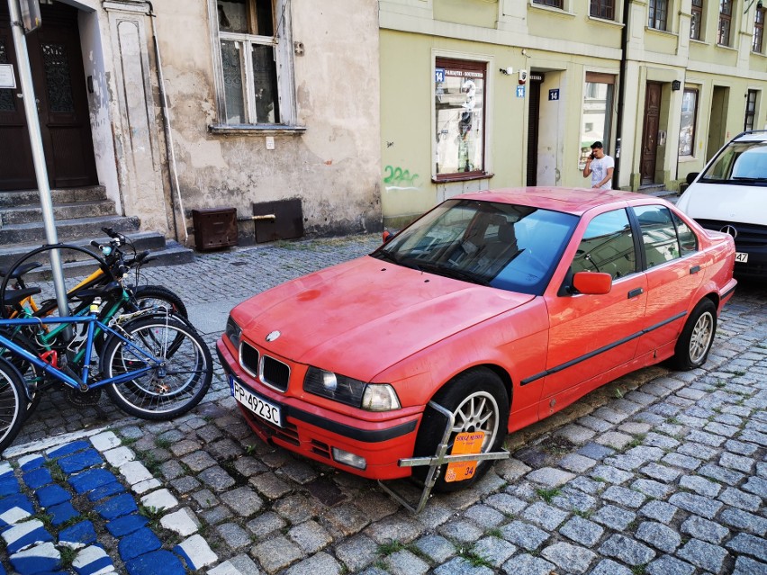 Na toruńskiej starówce od 11 miesięcy stoi auto z blokadą straży miejskiej