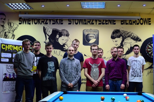 Uczestnicy VI Studenckich Otwartych Mistrzostw Kielc w Pool Bilard. 