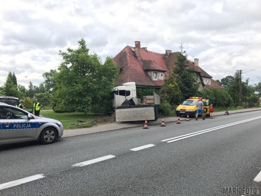 Ciężarówka wjechała w dom na DK 11 w Sarnowie.