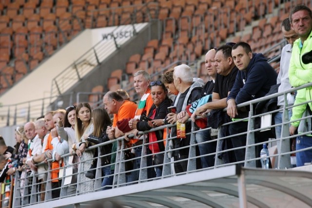 Zagłębie Lubin - Śląsk Wrocław 4:0 [ZDJĘCIA KIBICÓW, GALERIA, TRYBUNY, 14.09.2016]. Tylko 6107 kibiców oglądało piątkowe derby Zagłębie - Śląsk Wrocław w Lubinie. Chociaż Lubin jest przecież kilkukrotnie mniejszy od Wrocławia, to ta frekwencja była mimo wszystko rozczarowaniem, biorąc pod uwagę, że mecze obu ekip to na Dolnym Śląsku klasyka futbolu. Na spotkaniu nie było m.in. fanów WKS-u, na których nałożony jest zakaz po ostatnich derbach. BYŁEŚ NA MECZU? ZNAJDŹ SIĘ NA ZDJĘCIACH! DO KOLEJNYCH FOTOGRAFII MOŻNA PRZEJŚĆ ZA POMOCĄ STRZAŁEK