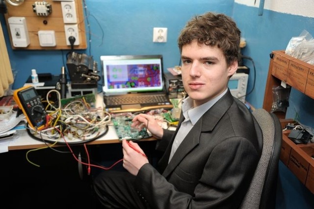 Petros Psyllos, młody wynalazca uczący się w białostockim Zespole Szkół Elektrycznych pracuje nad kolejnym projektem.
