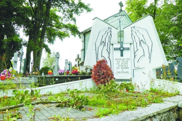 Tak w czwartek, tuż po święcie Wojska Polskiego, wyglądał pomnik ku czci poległych w obronie ojczyzny znajdujący się na cmentarzu w Juchnowcu Kościelnym.