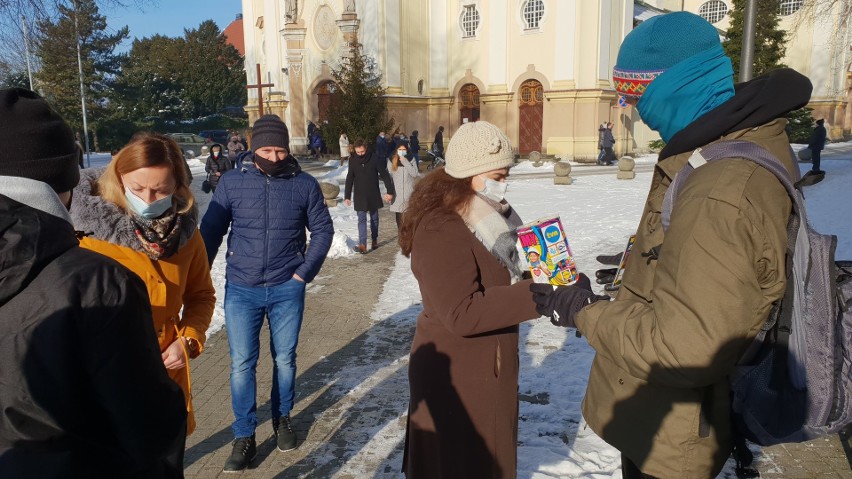 WOŚP w Strzelcach Opolskich 2021. Wolontariusze kwestują na ulicach