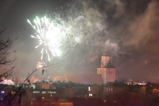 Część mieszkańców witała Nowy Rok z punktu widokowego w parku Siemiradzkiego ponad Schodami Donikąd.