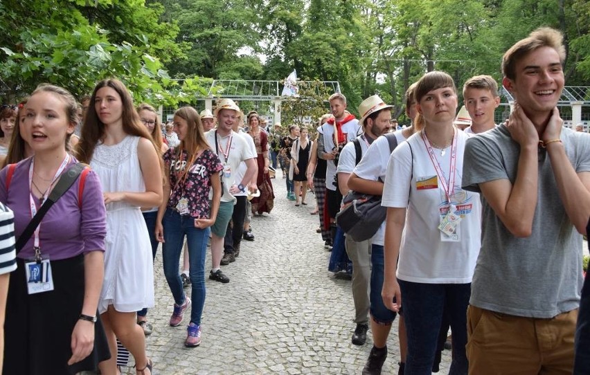 Podczas pożegnania w Solankach zagraniczna młodzież i...