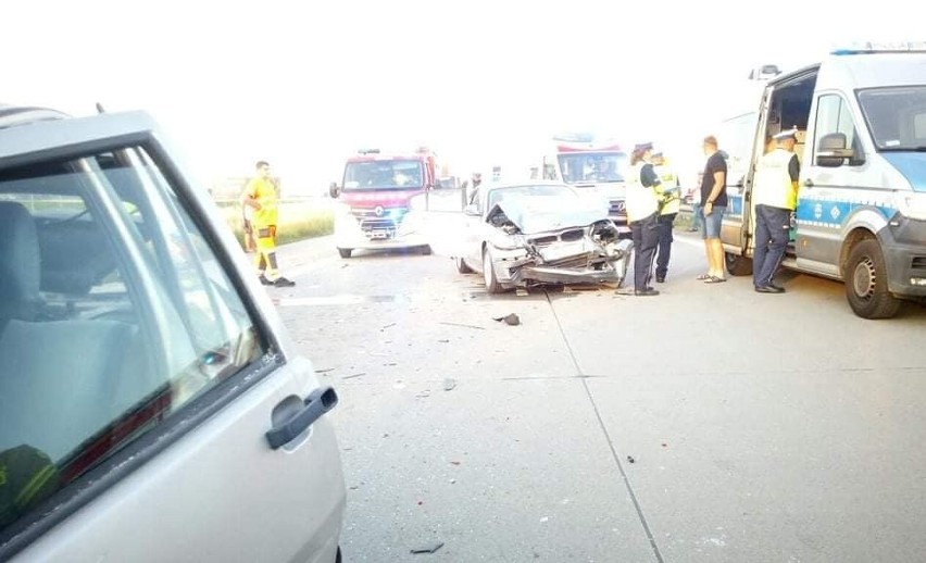 Wypadek na autostradzie A4 pod Wrocławiem. Zderzyły się 3 samochody, dwie osoby zostały ranne [ZDJĘCIA]