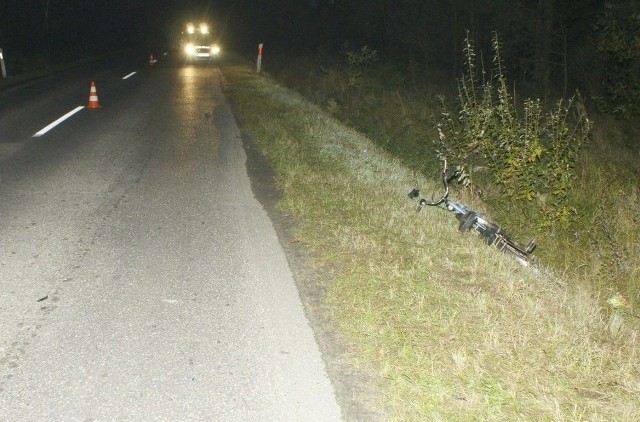 Według policji do najtragiczniejszych wypadków dochodzi najczęściej późnym wieczorem i nocą. Zmęczenie kierowcy, oślepiające światła reflektorów oraz prawie niewidoczni rowerzyści i piesi powodują, że jazda w ciemności jest bardzo niebezpieczna. Przed taką podróżą starajmy się wypocząć. W czasie jazdy nie patrzmy bezpośrednio w oślepiające światło lamp samochodowych. Maksymalnie skupmy się na poboczu drogi. Właśnie tam mogą być nieoświetlone osoby. Apelujemy również do pieszych i rowerzystów poruszających się po zmroku o używanie elementów odblaskowych i prawidłowe oświetlenie jednośladów. Wzrost zagrożenia na drogach w okresie jesienno-zimowym &#8211; przede wszystkim w związku z ograniczoną widocznością spowodowaną pogorszeniem warunków atmosferycznych jak też wcześnie zapadającym zmierzchem. Dlatego też tak niezmiernie ważne jest prawidłowe oświetlenie jednośladów jak też noszenie elementów odblaskowych bez względu na wiek. Poprawiają one widoczność pieszego jak też rowerzysty na drodze a co za tym idzie jego bezpieczeństwo jako uczestnika ruchu drogowego. Prawidłowe i odpowiedzialne zachowanie może zapobiec drogowej tragedii.