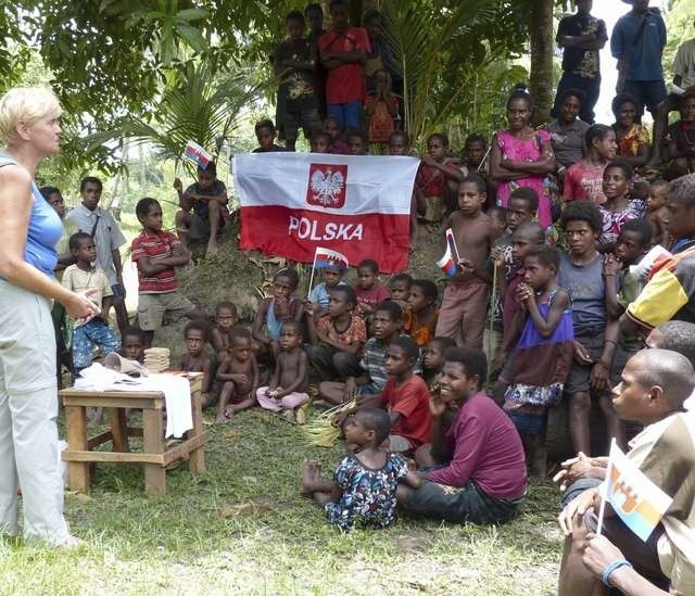 Dzieci z Papui Nowej Gwinei chcą się uczyć, ale potrzebują pomocy ludzi z Europy