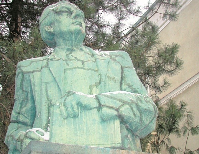 Ul. Mickiewicza w Wadowicach. Pomnik Emila Zegadłowicza