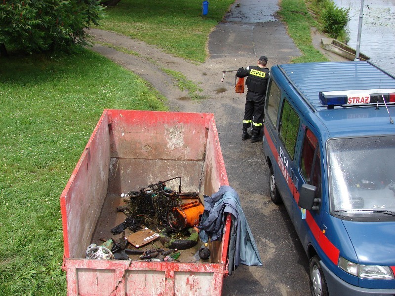 Sprzątanie Gwdy w Pile: Co strażacy w niej znaleźli?