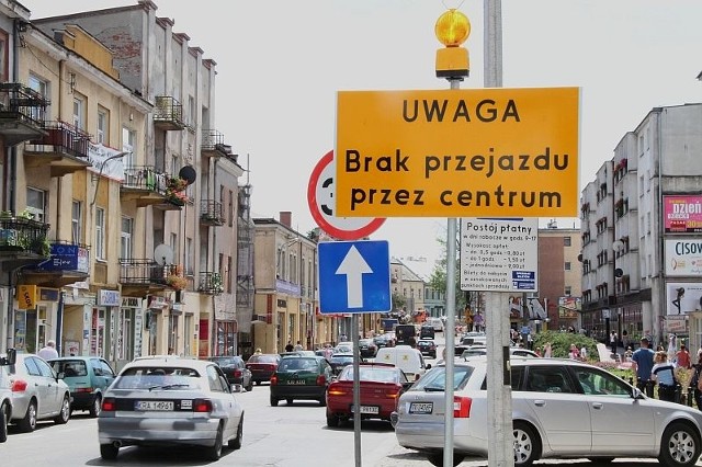 Ze wszystkich stron skrzyżowania Warszawskiej i IX Wieków Kielc tablice, niektóre dodatkowo z żółtymi sygnalizatorami świetlnymi informują kierowców, że przez centrum przejazdu nie ma, ale kierowcy jakby ich nie widzieli.