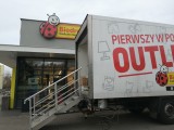 GORZÓW WLKP. Biedronka Outlet Truck zaparkował w Gorzowie. W ciężarówce Biedronki kupisz wiele przecenionych produktów [ZDJĘCIA]