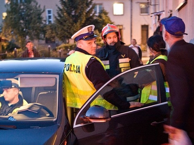 Słupska Straż Ochrony Zwierząt w czwartek wieczorem brała udział w interwencji przy ul. Lelewela w Słupsku. Piesek był uwięziony w mieszkaniu. I nadal jest, bo służby bez właściwych dokumentów nie mogą otworzyć drzwi.