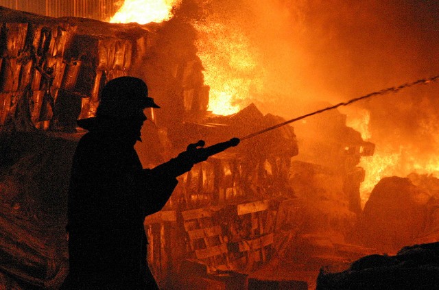 Ogień strawił znaczną częśc dachu domu w Mełnie. Zdjęcie ilustracyjne