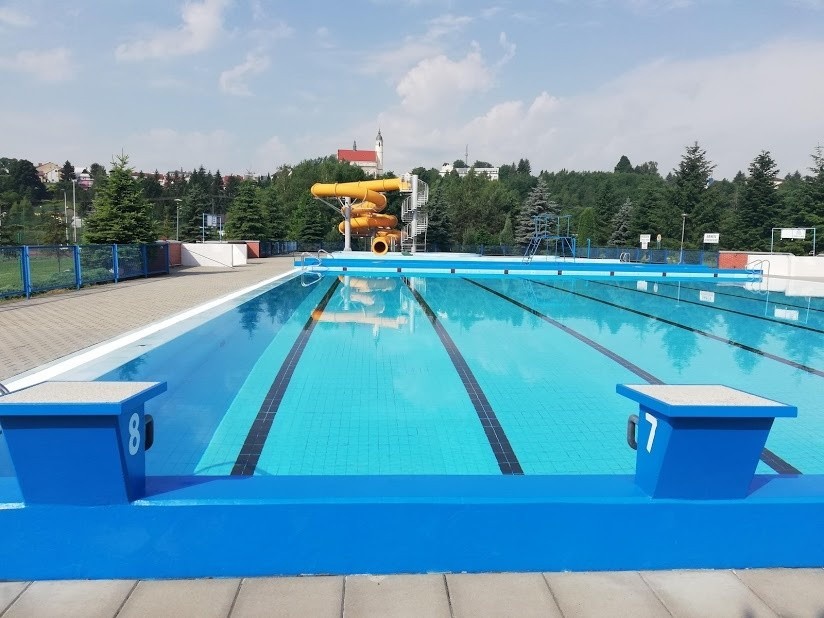 Basen kąpielowy GOSiR we Frysztaku już czynny. To nie tylko niecki basenowe, atrakcje wodne, ale także boiska do gry w piłkę [ZDJĘCIA]