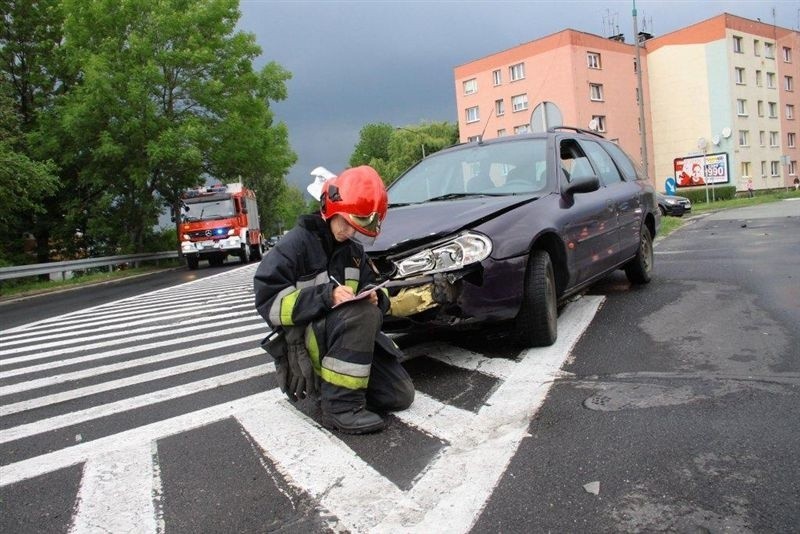 Kierowca forda mondeo jadąc ulicą Armii Krajowej wymusił...