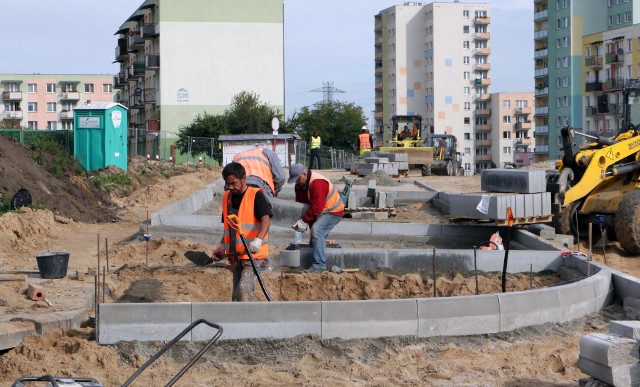 Postępują prace na remontowanej ulicy Jackowskiego w Grudziądzu. Robotnicy nie skończyli jeszcze prac na fragmencie między blokami, ale wkroczyli już na odcinek jezdni przy domach jednorodzinnych. Tutaj trwa na razie demontaż starego bruku oraz chodników. Na odcinku między blokami  trwa ustawianie chodników i powoli widoczne stają się zarysy nowej jezdni. Cala inwestycja ma być gotowa jeszcze w tym roku.