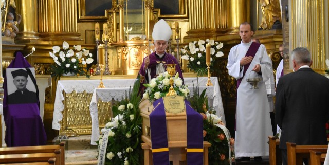W sobotę odbyły się uroczystości pogrzebowe księdza infułata Stanisława Czerwika. W kościele Trójcy Świętej modlił się za Niego ksiądz biskup Marian Florczyk.