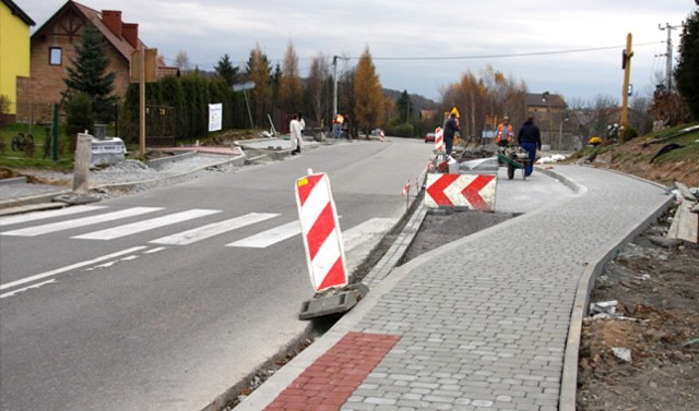 W 2010 roku wybudowano chodnik przy drodze powiatowej 2027 K - od skrzyżowania z traktem Koźmice – Zalas w stronę stacji paliw. Teraz rozpoczynają się prace, które poprawią bezpieczeństwo na kolejnym odcinku tej trasy
