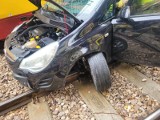 Wypadek na skrzyżowaniu ulic Łódzka i 1 maja w Zgierzu. Zderzenie samochodu osobowego z tramwajem