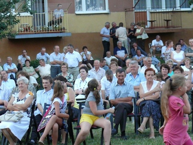 Tłumy ludzi zebrały się w niedzielę przed Domem Kultury w Małogoszczu, by posłuchać muzyki ludowej.