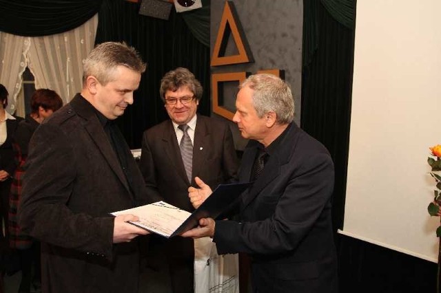 Piotr Burda odbiera nagrodę z rąk Krzysztofa Domagały, dyrektora Świętokrzyskiego Biura Rozwoju Regionalnego.