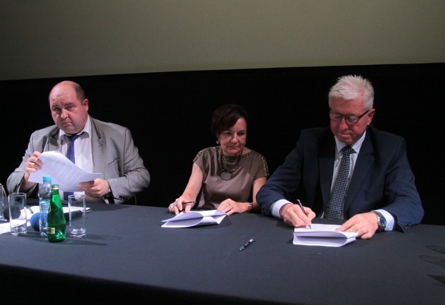 Umowy drogowe dla gminy Zakrzew podpisywali Radosław Rybicki (z lewej), Danuta Seweryn i wójt Sławomir Białkowski.