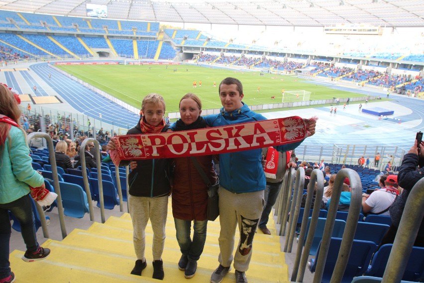 Zdjęcia kibiców ogląjących na Stadionie Śląskim mecz...