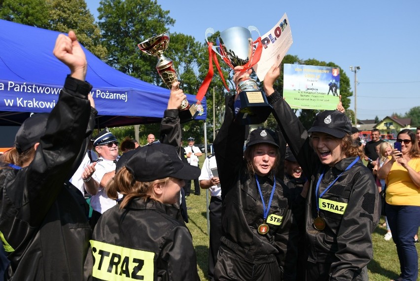 Najlepsi młodzi strażacy są w gminie Liszki. I dziewczęta, i chłopcy wygrali powiatowe zawody sportowo-pożarnicze