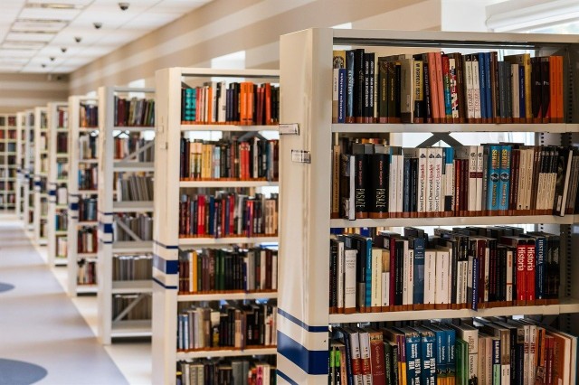 Kozienicka biblioteka zachęca wszystkich mieszkańców do czytania książek.