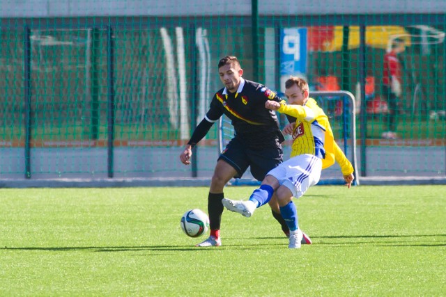Piłkarze Olimpii Zambrów (na biało-niebiesko) w Stalowej Woli przerwali passę dwóch kolejnych porażek i pokonali Stal 1:0