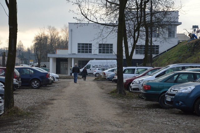 Tak wygląda dzisiaj parking obok miechowskiego dworca PKP