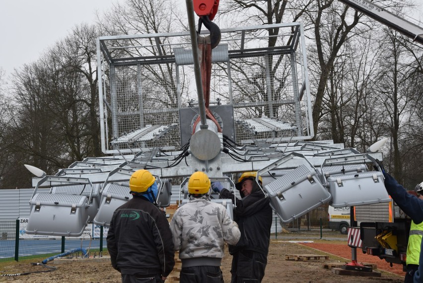 Maszty oświetleniowe na sieradzkim stadionie już stoją. Tak...