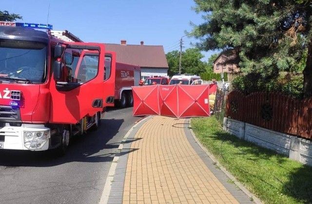 Makabryczny wypadek w Radlinie. Przewrócony przez ciężarówkę słup zmiażdżył młodej kobiecie nogę