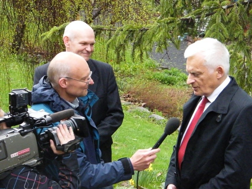 Prof. Jerzy Buzek zasadził drzewo w Ogrodzie Reformacji w Szczyrku [ZDJĘCIA]