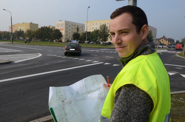 Miejski inżynier ruchu Rafał Krajczyński przy skrzyżowaniu koło Watrala